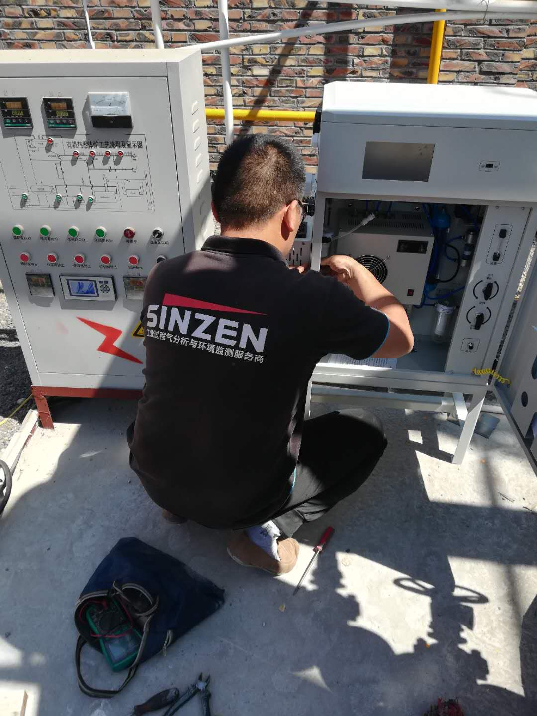 從事研發多年的老師，正在向大家展示預處理設備的安裝